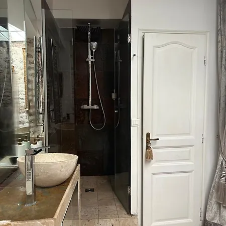 Atelier D Artiste Sur L Ile Saint Louis Apartment